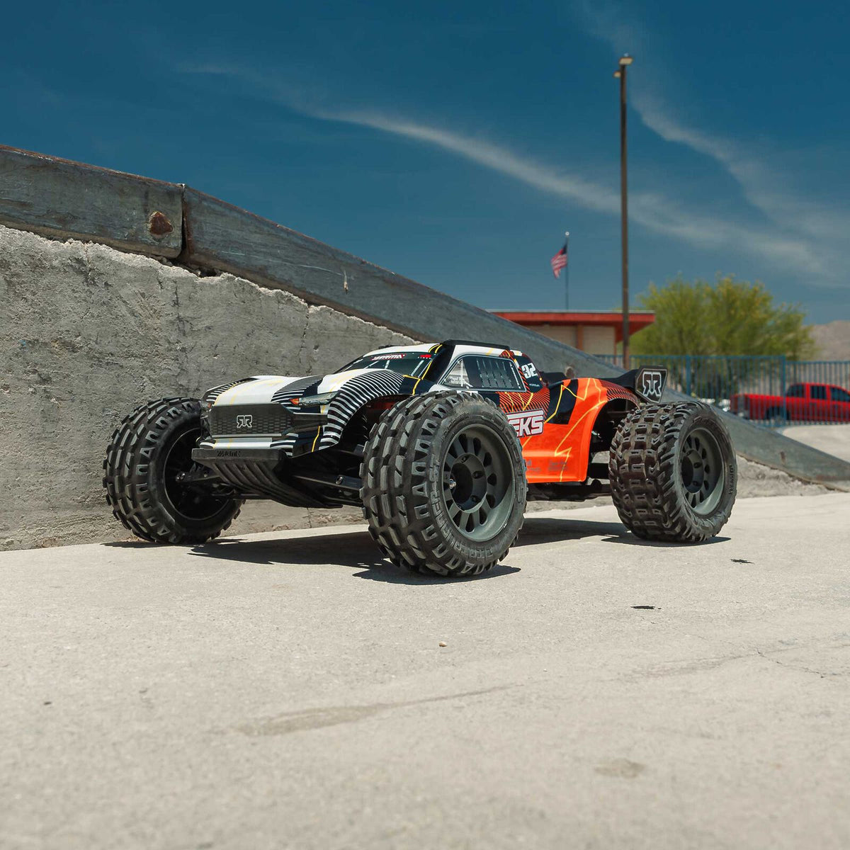 ARRMA VORTEKS MEGA 550 Brushed 2WD Stadium Truck w/Batt/Charger: RTR (ORANGE)