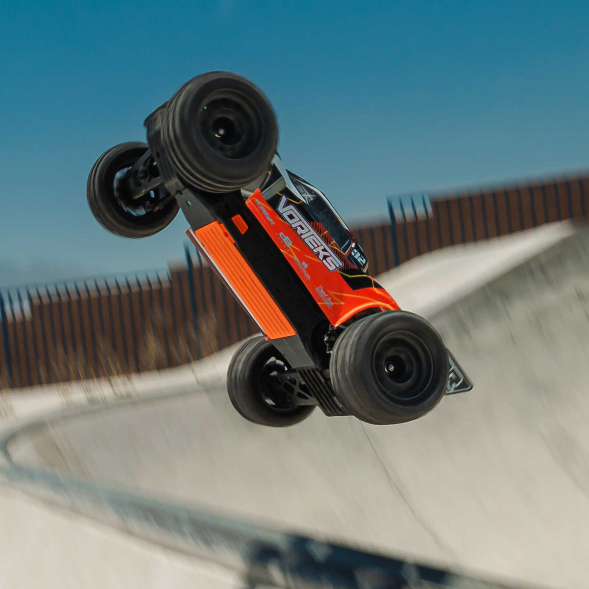 ARRMA VORTEKS MEGA 550 Brushed 2WD Stadium Truck w/Batt/Charger: RTR (ORANGE)