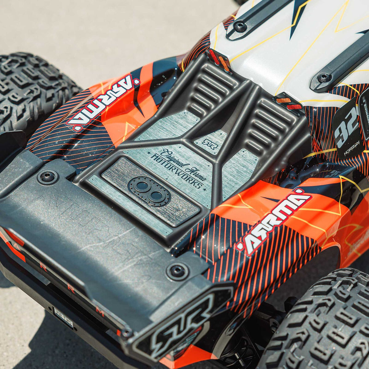 ARRMA VORTEKS MEGA 550 Brushed 2WD Stadium Truck w/Batt/Charger: RTR (ORANGE)
