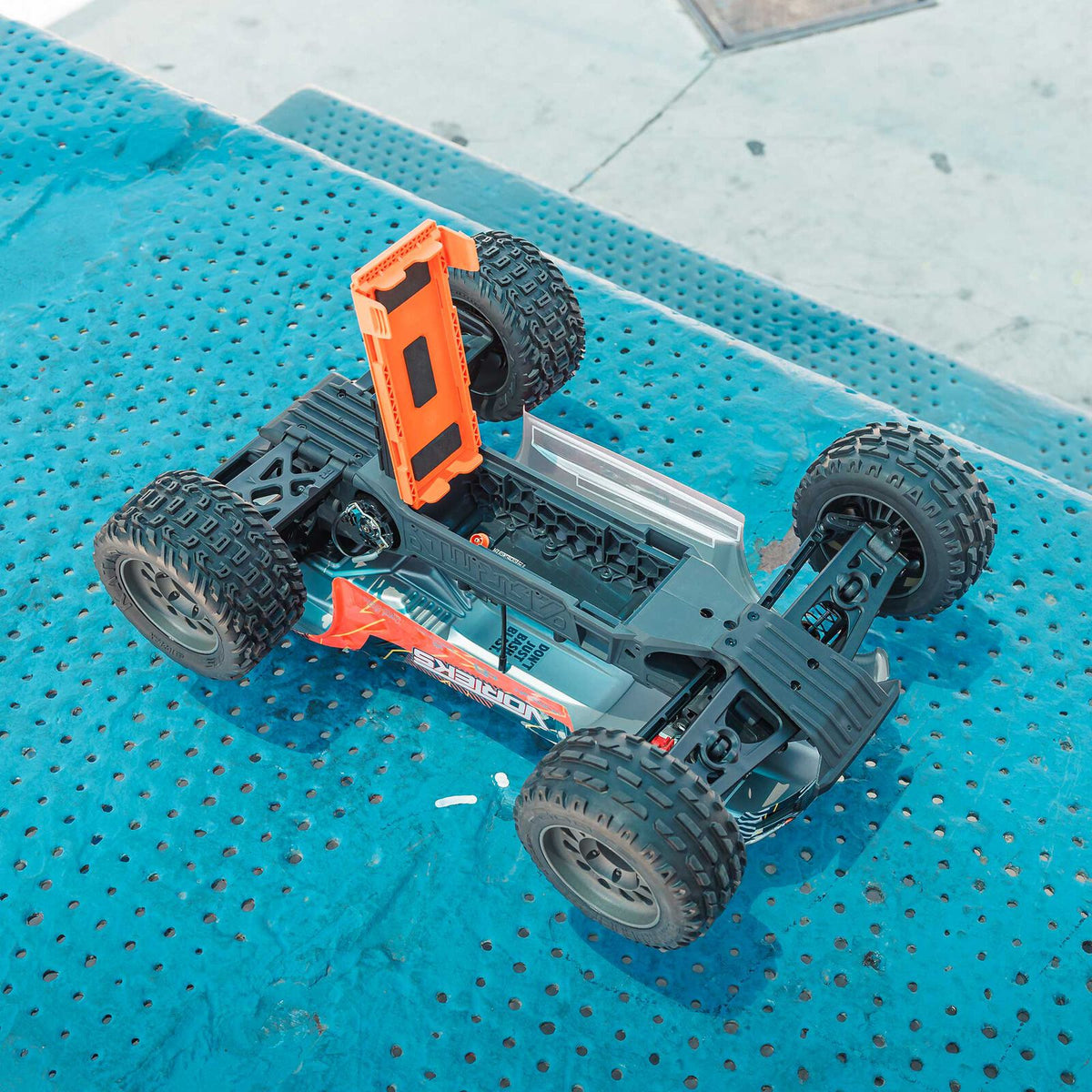 ARRMA VORTEKS MEGA 550 Brushed 2WD Stadium Truck w/Batt/Charger: RTR (ORANGE)